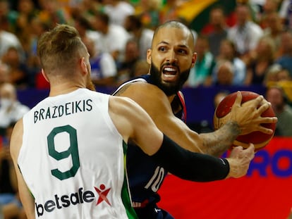 Evan Fournier trata de jugar el balón ante la oposición de Ignas Brazdeikis durante el Francia-Lituania de este sábado.