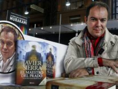 Fotografía tomada el viernes 25 de octubre de 2013, del escritor español Javier Sierra, en el marco de la 33ª Feria Internacional del Libro de Santiago (Filsa), en el Centro Cultural Estación Mapocho, en Santiago de Chile. EFE/Archivo