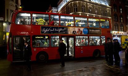 Los heridos son transportados al hospital en un autobús de Londres evacuados del Teatro Apolo.