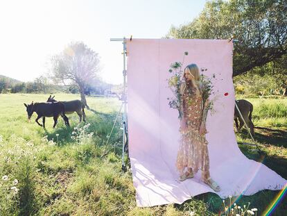 Vestido de seda ecológica de Michael Kors Collection (2.647 €) y sandalias de rafia de Paloma Barceló (255 €).