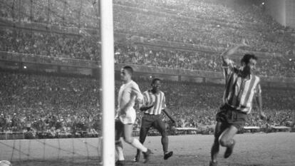 Peiró del Atlético, celebra uno de los dos goles que consiguió en la final de la Copa del Generalísimo, disputada en el Santiago Bernabéu ante el Real Madrid en 1961.EFE