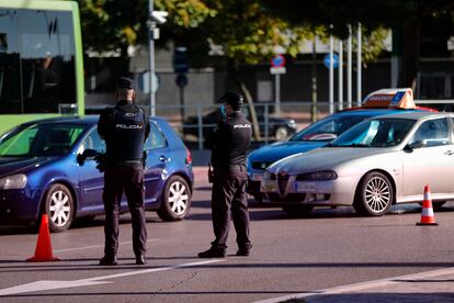 Dos agentes de la Policía Nacional durante un control policial en una calle de Móstoles, Madrid, este miércoles.