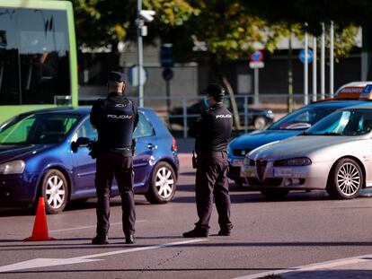 Dos agentes de la Policía Nacional durante un control policial en una calle de Móstoles, Madrid, este miércoles.