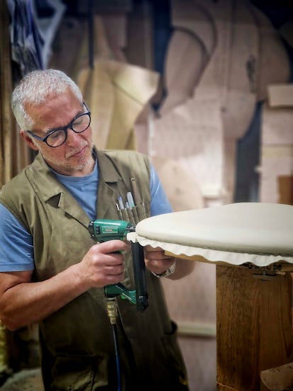 Quim, el maestro tapicero de De La Espada, trabaja el cuero de una silla.
