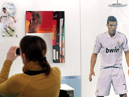 Un expositor de Cevisama ofrece la posibilidad de instalar baldosas con im&aacute;genes de jugadores del Real Madrid.