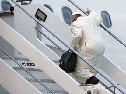 El Papa sube al avión que le lleva a Cuba y a México este viernes.