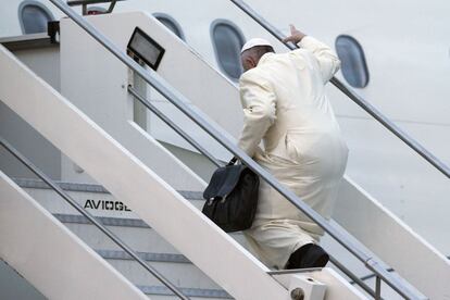 El Papa sube al avión que le lleva a Cuba y a México este viernes.