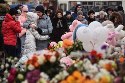 "Lo que ha pasado aquí no son hostilidades, no es un estallido de metano en una mina. La gente había venido a descansar. Había niños", agregó el presidente, según las declaraciones difundidas por el servicio de prensa del Kremlin. En la imagen, la gente se aproxima al monumento improvisado en honor a las víctimas del incendio generado en el centro comercial en Kémerovo (Rusia), el 27 de marzo de 2018.