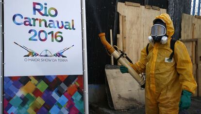 Agentes fazem a nebuliza&ccedil;&atilde;o contra o mosquito no Samb&oacute;dromo do Rio.