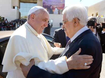 El presidente palestino, Mahmud Abbas, da la bienvenida al papa Francisco a Belén.