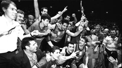 La plantilla de la Penya celebra la Copa d'Europa el 1994.