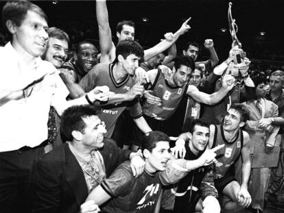 La plantilla de la Penya celebra la Copa de Europa en 1994.