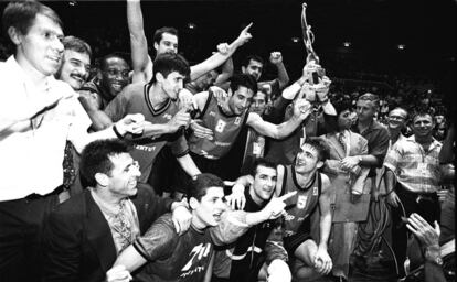 La plantilla de la Penya celebra la Copa de Europa en 1994.