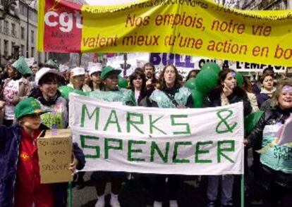Varios afectados por el cierre de Marks & Spencer se manifiestan en París.
