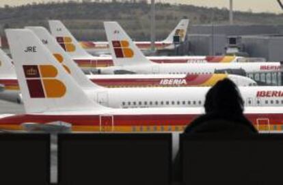 Varios aviones de Iberia parados en el aeropuerto de Barajas. EFE/Archivo