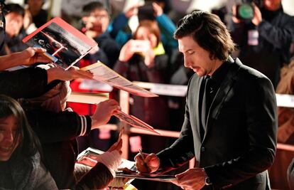 El actor estadounidense y miembro del reparto Adam Driver firma autógrafos a los fans.