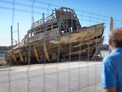 Un hombre mira los restos del barco denominado 'Vaporcito', hundido en el año 2011, en Cádiz.