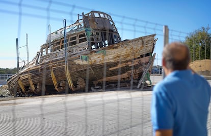 Un hombre mira los restos del barco denominado 'Vaporcito', hundido en el año 2011, en Cádiz.