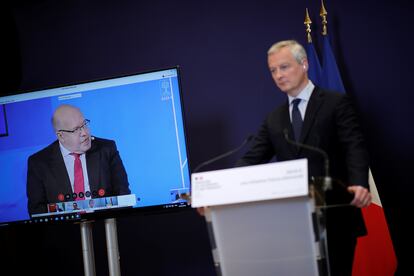 El minisrro francés de Economía, Bruno Le Maire (derecha) escucha a su homólogo francés Peter Altmaier en una videoconferencia en París el 4 de junio.