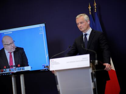 El minisrro francés de Economía, Bruno Le Maire (derecha) escucha a su homólogo francés Peter Altmaier en una videoconferencia en París el 4 de junio.