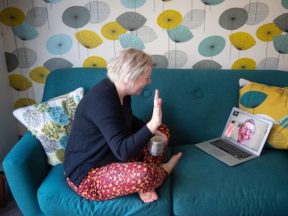 Una mujer hablando por videollamada con su madre durante el confinamiento por el coronavirus, en el Reino Unido.