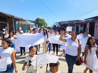 En el centro y con sombrero de cuadros, Mayerly Briceño, en una marcha por la paz en Arauca.