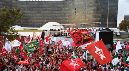 Protesto de apoiadores de Lula em frente ao TSE, em Brasília.