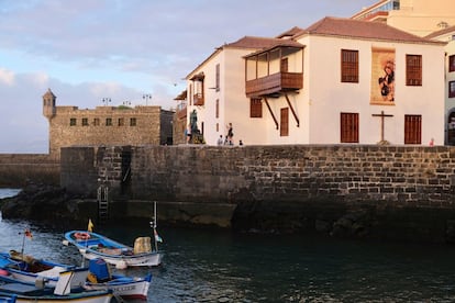 Situado en la antigua aduana, el Museo de Arte Contemporáneo de Puerto de la Cruz, el primero creado en España, goza de una ubicación casi tan sugerente como su contenido. Fundado en 1953 por el crítico de arte tinerfeño Eduardo Westerdahl, alberga una suculenta colección de arte del siglo XX, con obras de destacados artistas extranjeros y españoles, entre ellos Eileen Agar, Karl Drerup, Will Faber, Óscar Domínguez, Carla Prina, Eduardo Úrculo, César Manrique y Manolo Millares. En horario de lunes a sábado, de 10.00 a 14.00. <br><br> <i>A 30 minutos en coche desde Santa Cruz.</i>