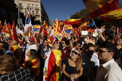 Multitud de gent es manifesta per la Via Laietana de Barcelona.