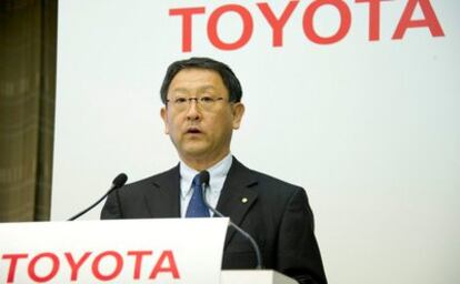 El presidente del fabricante japonés Toyota habla con los medios de comunicación durante una rueda de prensa en Tokio.