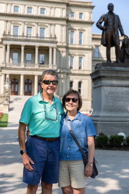 Jeff y Cindy Coup, frente al Capitolio de Lansing (Míchigan).