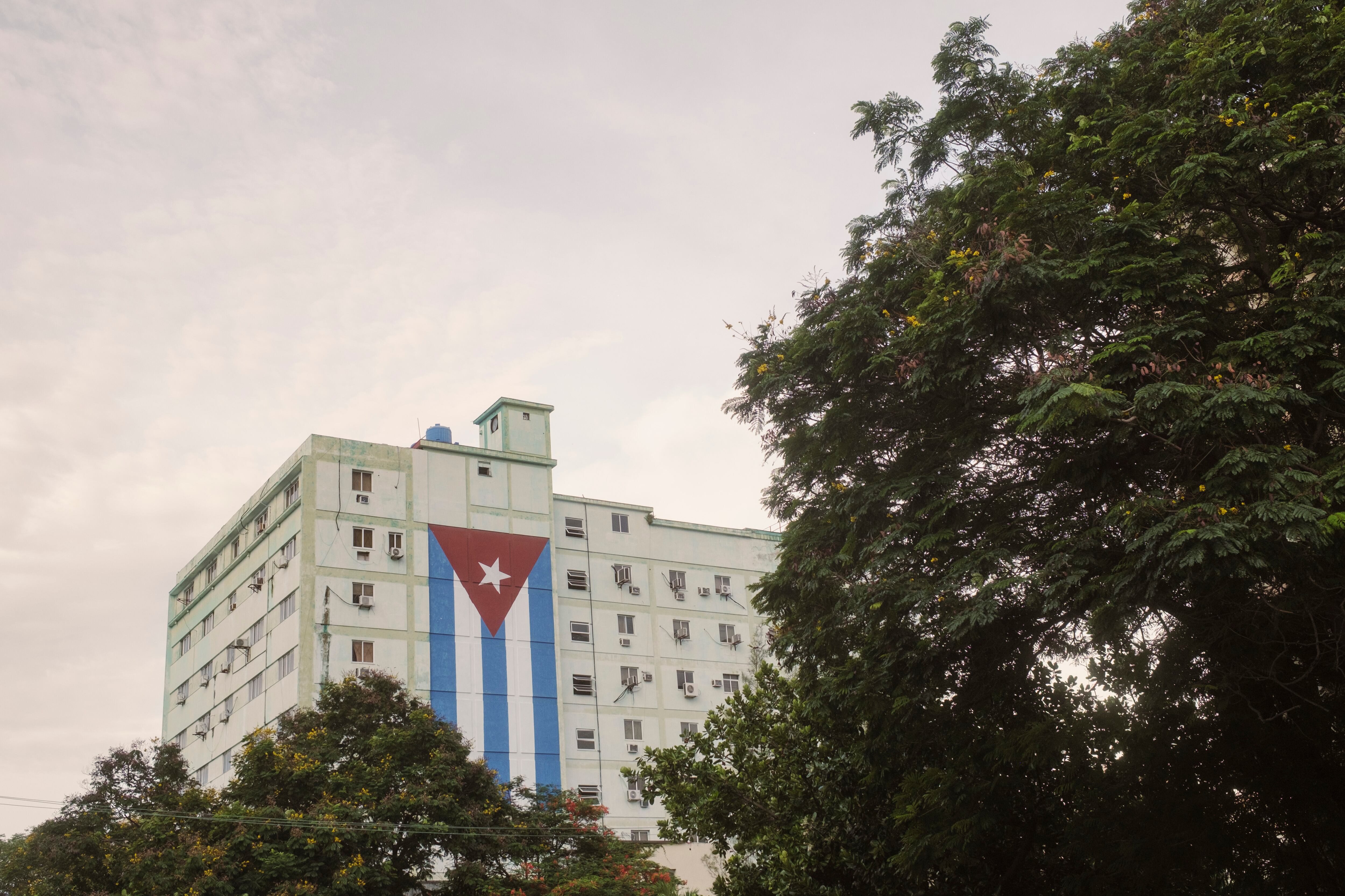 Edificio con la bandera de Cuba, en La Habana, Cuba, el 5 de julio de 2025. 