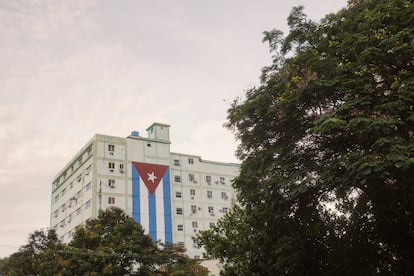 Edificio con la bandera de Cuba, en La Habana, Cuba, el 5 de julio de 2025.