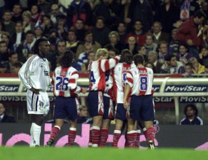 Los jugadores del Atlético celebran un gol en su última victoria en el Bernabéu.