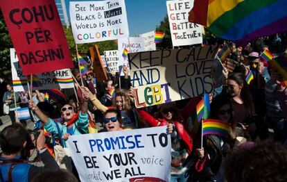 Manifestantes muestran pancartas en la primera manifestación del Orgullo LGTBI en Kosovo, este martes en Pristina.