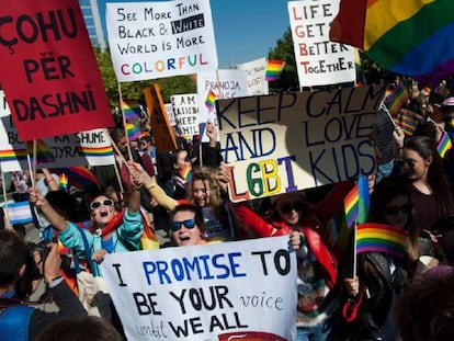 Manifestantes muestran pancartas en la primera manifestación del Orgullo LGTBI en Kosovo, este martes en Pristina.