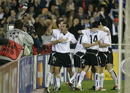 Los jugadores del Valencia celebran el primer gol de Carew al Arsenal.