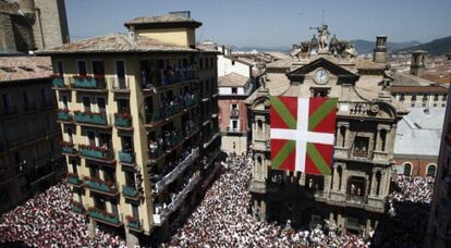 La ikurri&ntilde;a fue colgada el pasado 6 de julio en la Plaza del Ayuntamiento de Pamplona