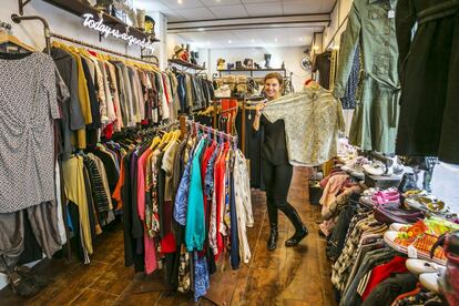 Tienda de ropa y complementos de segunda mano Vas de retro, en Granada.