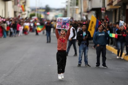 Cientos de personas reciben al ciclista ecuatoriano Richard Carapaz, campeón del Giro de Italia 2019, en Tulcán (Ecuador).