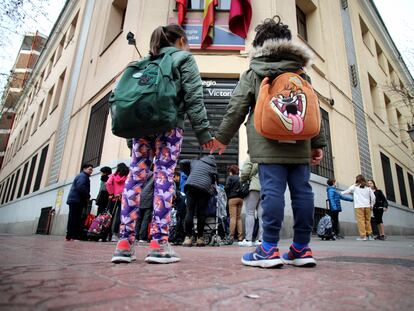 Entrada de alumnos hoy en el colegio Reina Victoria, en Madrid.