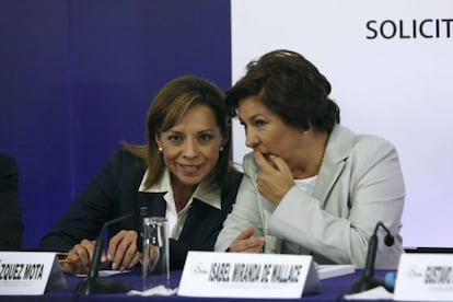 Josefina Vázquez Mota (izquierda) e Isabel Miranda de Wallace, candidata del PAN a la alcaldía del DF, durante un acto electoral celebrado el domingo.