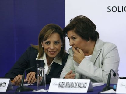 Josefina Vázquez Mota (izquierda) e Isabel Miranda de Wallace, candidata del PAN a la alcaldía del DF, durante un acto electoral celebrado el domingo.