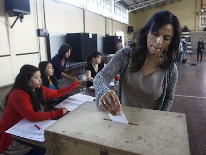 Una mujer vota en la segunda vuelta de las presidenciales de Chile.