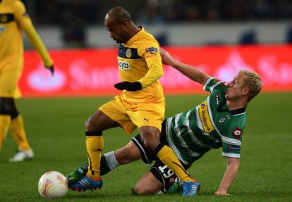 Mike Hanke trata de detener a Luciano, del Limassol.