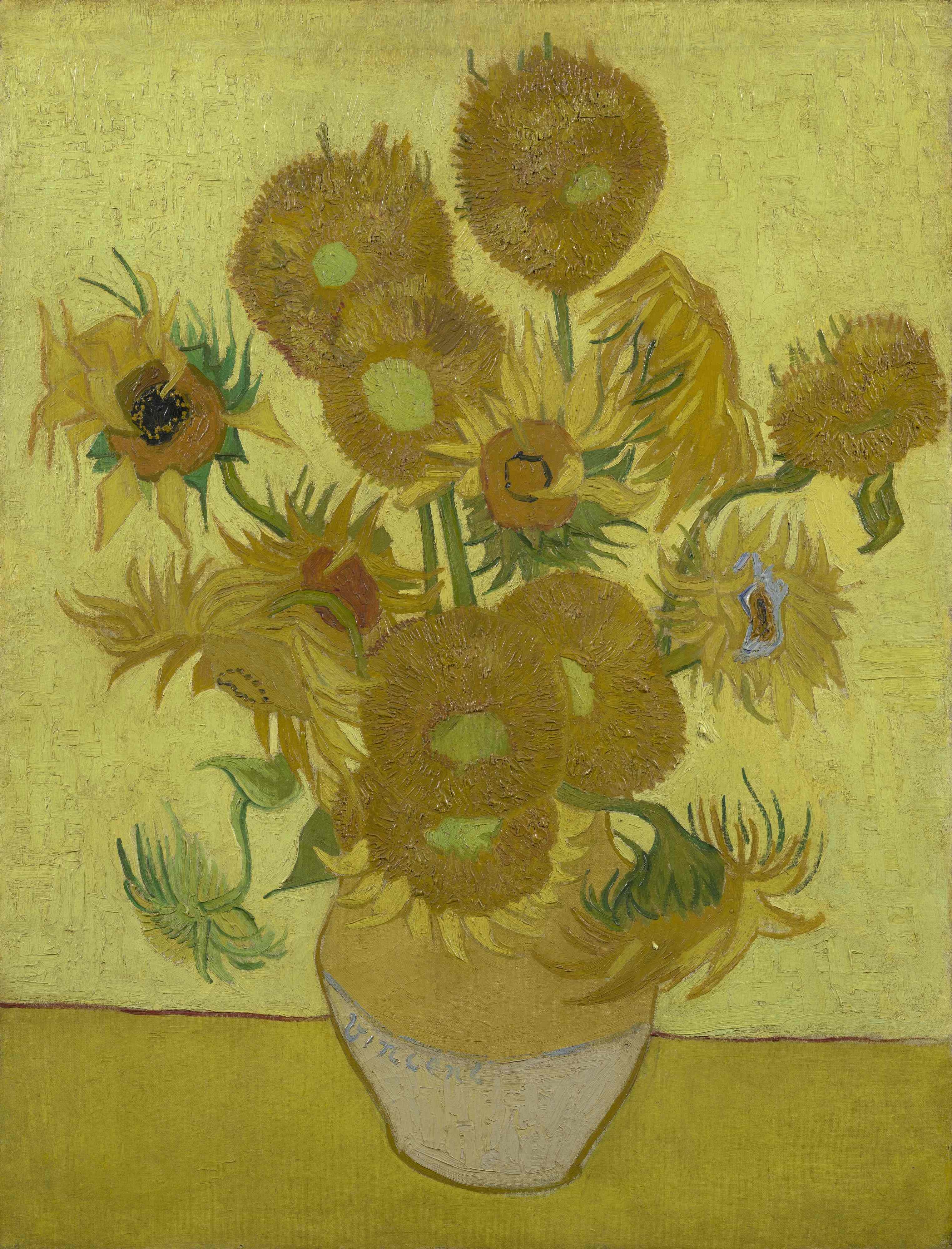 En 'Los girasoles', de los que Van Gogh ejecutó una famosa serie de cinco versiones entre 1888 y 1889, su nombre sigue la curvatura del jarrón: puede ser en rojo o en azul.
