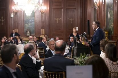 Intervención del consejero de Presidencia de la Comunidad de Madrid. En primer plano la mesa integrada por Fernando Vives, presidente de Garrigues, Teresa Zueco (Squire Patton Boggs), Vicente Sánchez (LA LEY),  Miguel Klingenberg (Repsol), Carlos de la Pedraja (Ontier), Carlos García León (Legal Reputation), Santi Pagés (Roca Junyent), y Mila González (Iuris Talent). Al fondo, de pie, Gloria Serra, presentadora del evento.
