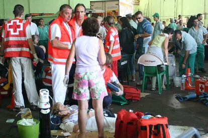 Los primeros heridos fueron trasladados a una fábrica aledaña para recibir atención.