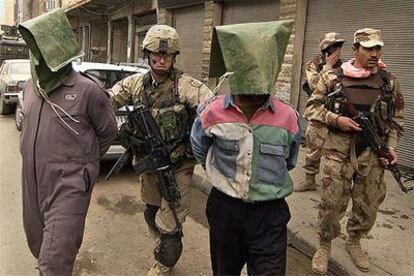 Soldados estadounidenses detienen a presuntos insurgentes ayer en Mosul.
