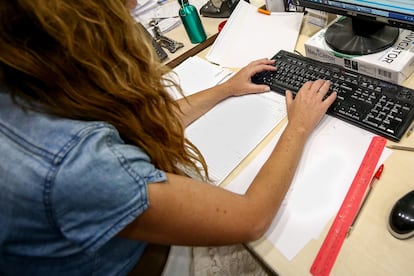 Imagen de archivo de una mujer trabajando con su ordenador.
19/06/2019